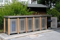 Mülltonnenbox GE in Edelstahl mit Lärchenholzpfosten für sechs Mülltonnen 120 Liter, begrünbar